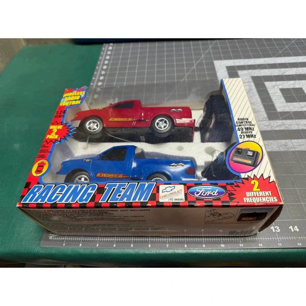 2 Ford F-150 Pick Up Wireless Radio Remote Control Unused Racing‎ Team